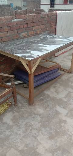 lakri ka table h uper steel ki chader lagi h 5/3 size h