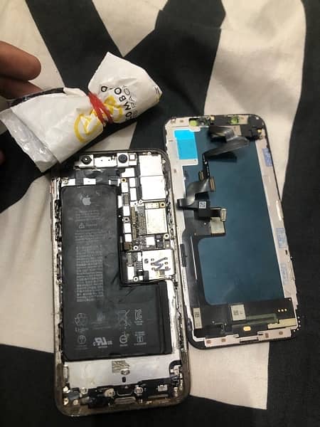 i phone xs pta aproved board issue just 3