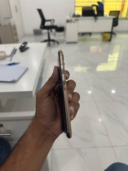 iPhone XS Max Gold 256Gb NON PTA 1