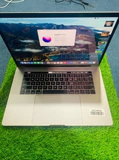 Macbookpro 2019 core i9 15 inch display  ram 32 ssd 512 4 gb graphics