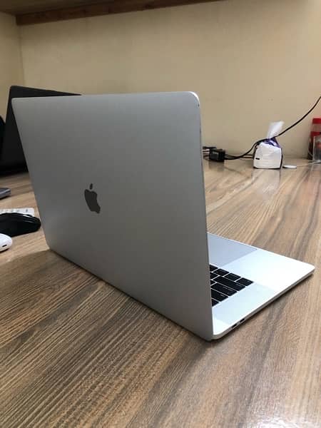 MacBook Pro 2017 i7 16 Ram 2gb graphics card with charger 0