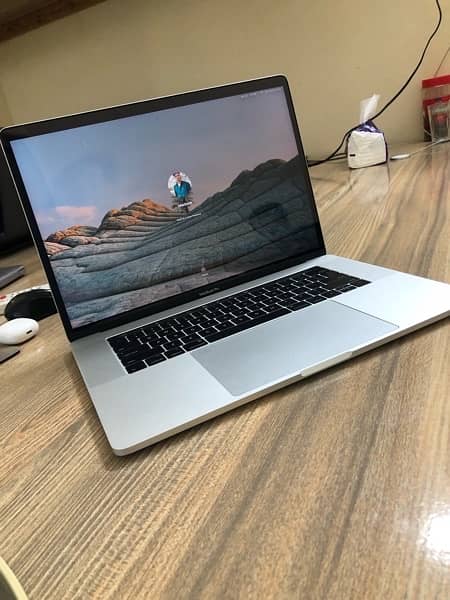 MacBook Pro 2017 i7 16 Ram 2gb graphics card with charger 2