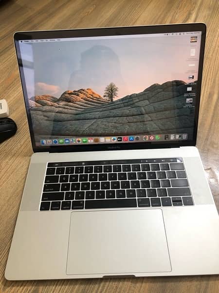 MacBook Pro 2017 i7 16 Ram 2gb graphics card with charger 3