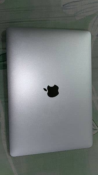 Apple Macbook Air A1932 with broken LCD 0