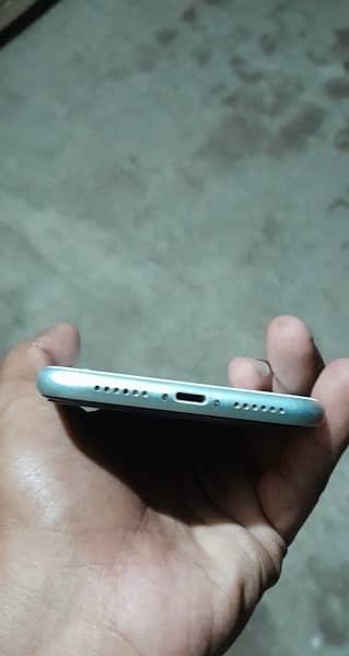 IPHONE XR 128gb NON PTA FACTORY UNLOCK 4