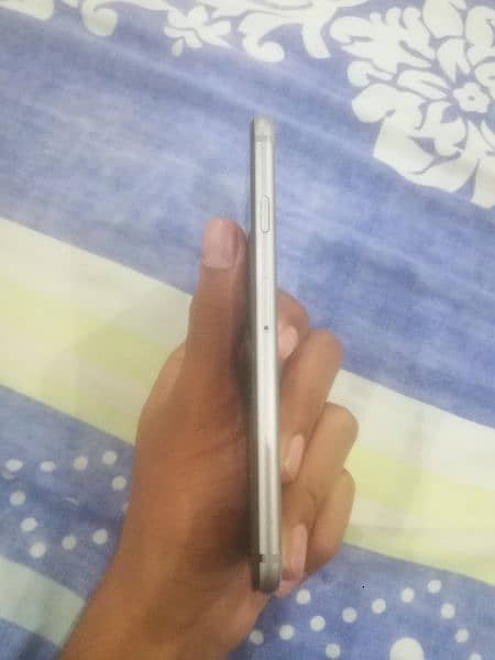 i phone 6s silver colored lush condition  only panal ka msla  ha 3