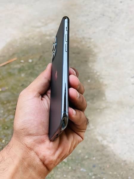 iphone 11 pro 64gb with box aproved 3