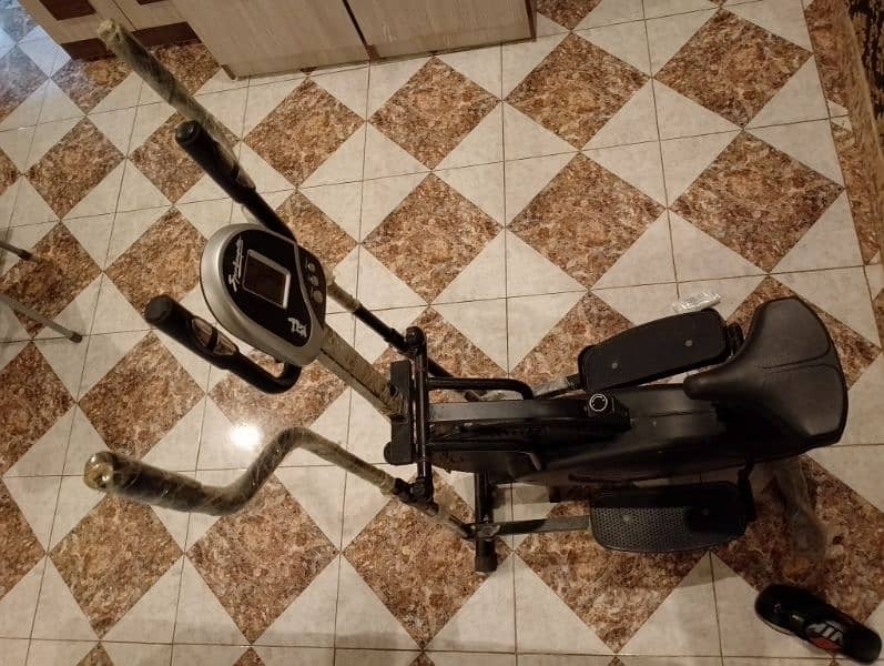 JLL Fitness 2-in-1 Elliptical Cross Trainer & Exercise Bike. 4