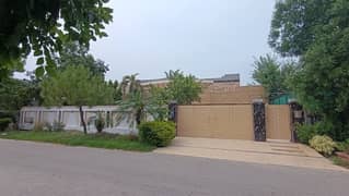 2 Kanal Luxrious House, Solid Construction on Investor Rate