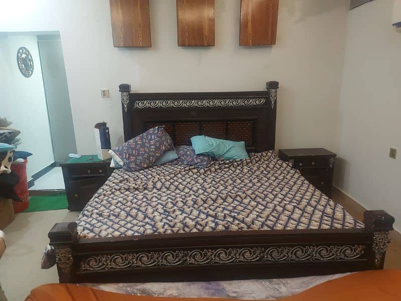 King size Bed Set with 2 side tables 0