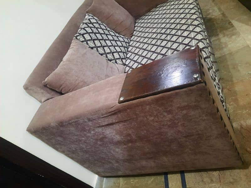 2 seater sofa Good condition 2