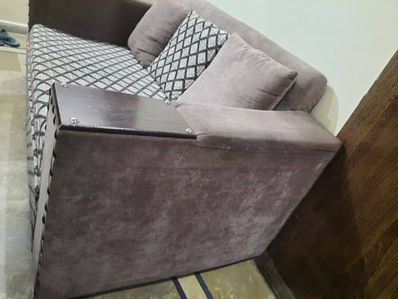 2 seater sofa Good condition 3