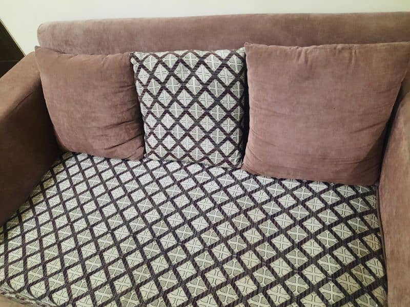 2 seater sofa Good condition 4