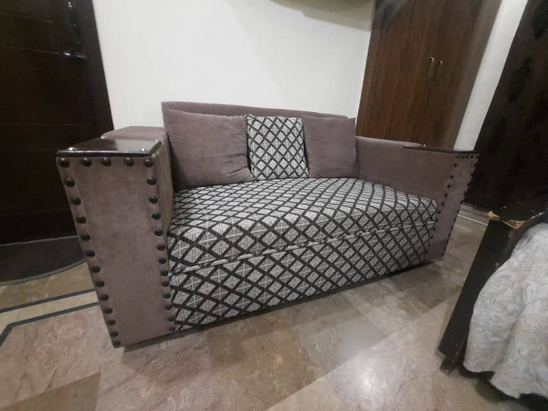 2 seater sofa Good condition 5