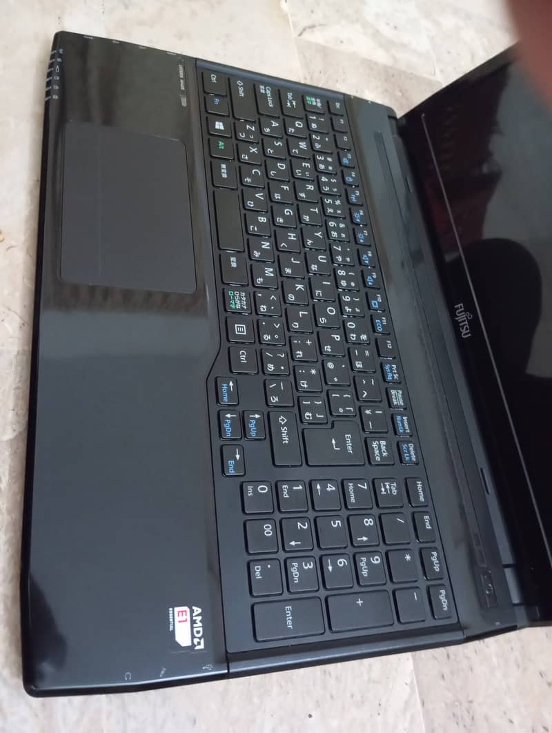 FUJITSU Lifebook AH-40-R AMD E1,2100 APU with AMD radeon graphics 5