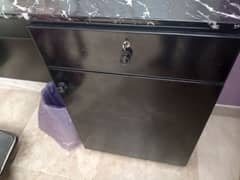 cabinet n mirror in best condition