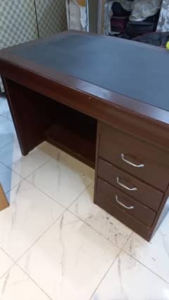 executive table in good condition