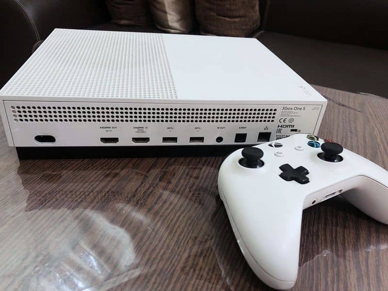 XBOX ONE S 1TB DISC EDITION 5