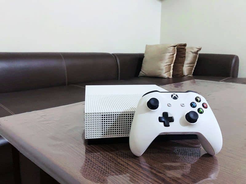 XBOX ONE S 1TB DISC EDITION 2019 MAY MODEL 1