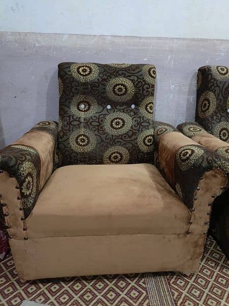 5 seater sofa set urgent sale. 2