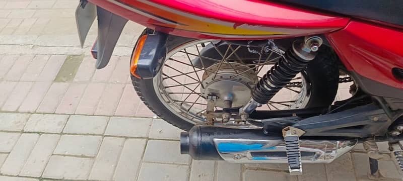 urgent sale bike saaf condition me ha comfort ha complete  documents 2