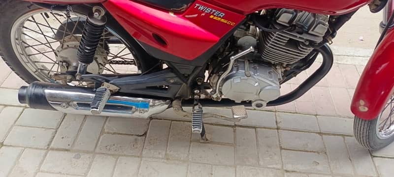 urgent sale bike saaf condition me ha comfort ha complete  documents 7