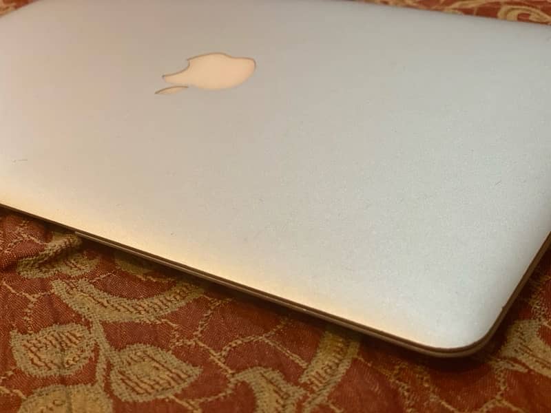 Apple MacBook Air 2017 (10cycles used) 2