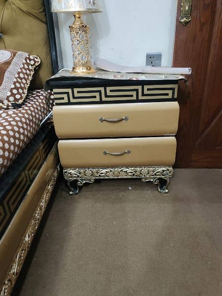 Khobsurat King Bed + 2 Side Tables 3