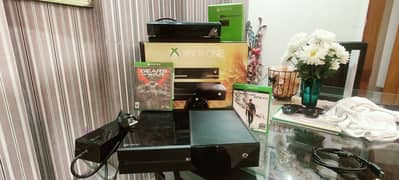 XBox One 500 GB Wiht Kinect and 2 Games