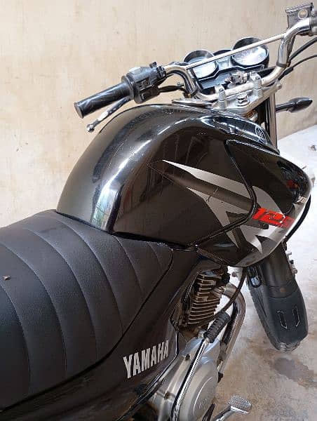 YBR 125G Black 8