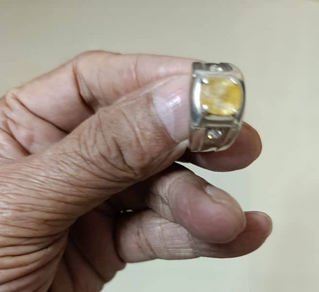 Sri Lankan yellow saphire without  enhancement. Galaxy Gem. Lab. 1