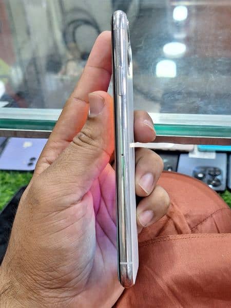 i phone 11 pro max  64gb non pta 4