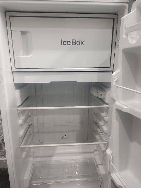 "Dawlance Fridge 9106: Excellent Condition, Low Price!" 9