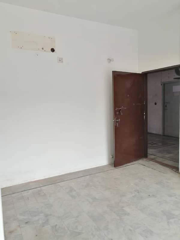 Non furnished room available for boys and girls or for office criteria in commercial building in model town link road 2