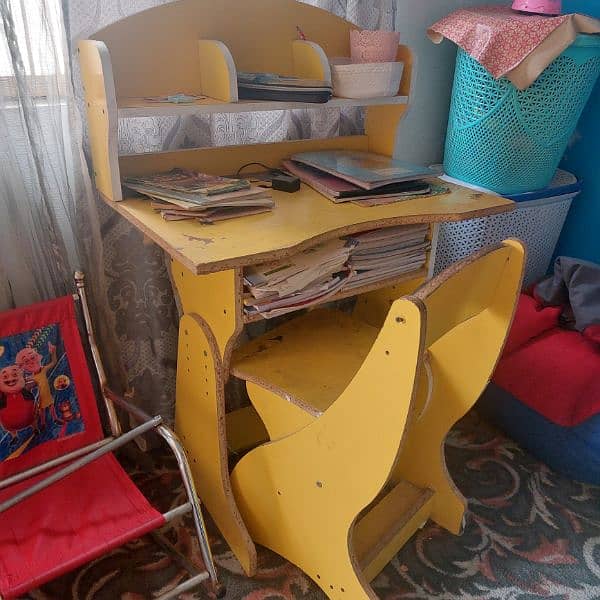 kids writing table and chair 2