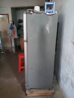 dawlance fridge h behtreen condition ha urgently sale krna ha