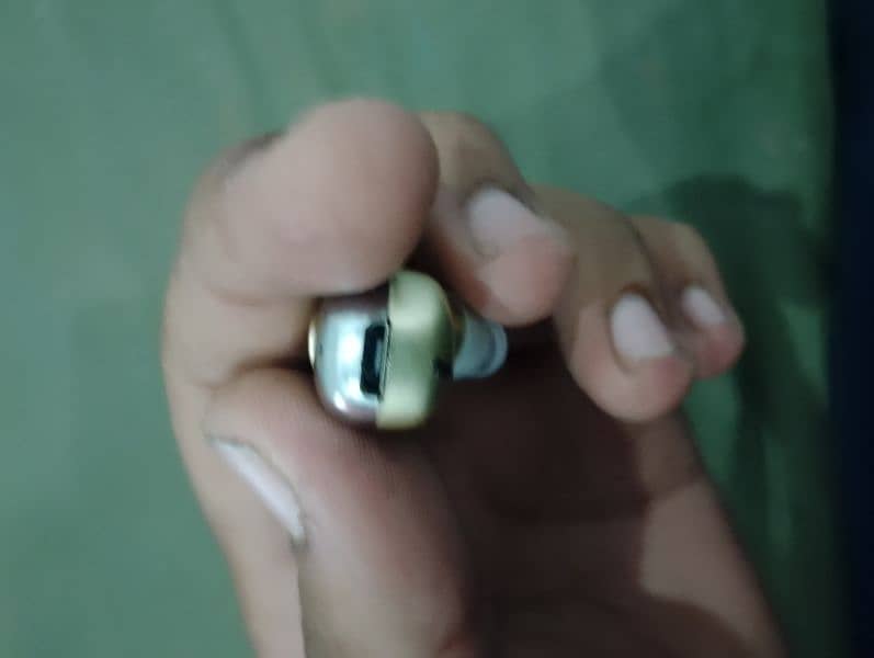 Single earbud 2