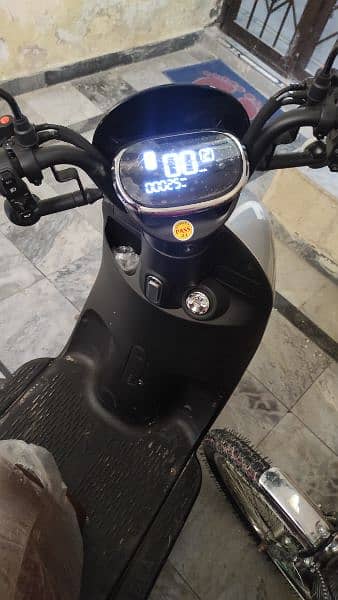 Metro 3 wheels scooty 4