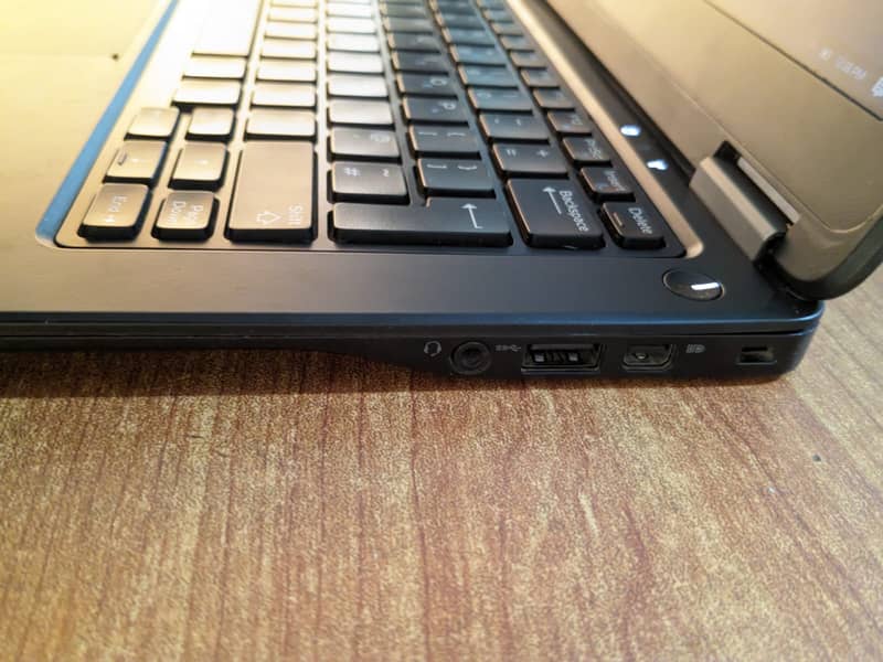 Dell laptop for sale in reasonable price (E7250), looks new 1