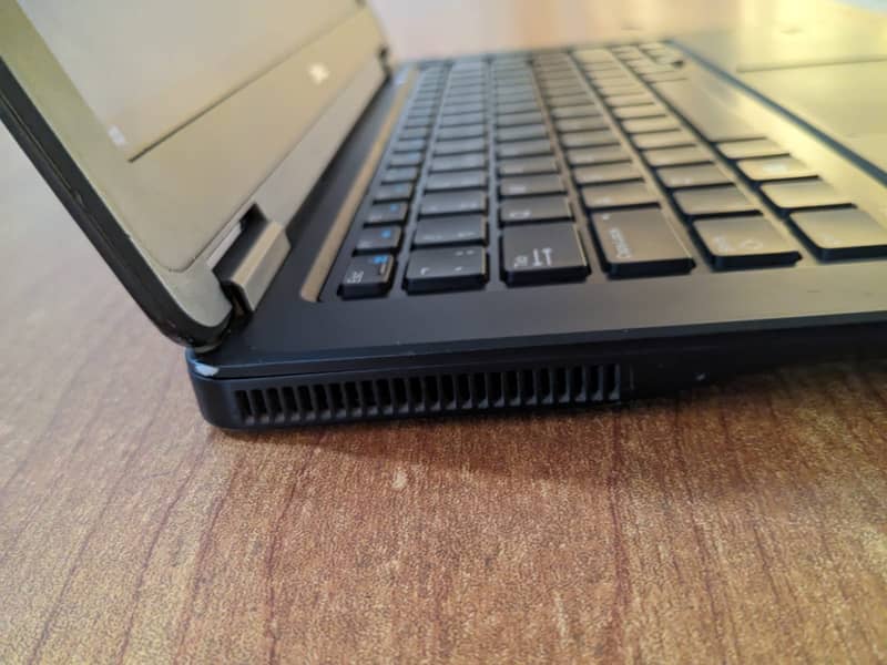 Dell laptop for sale in reasonable price (E7250), looks new 2