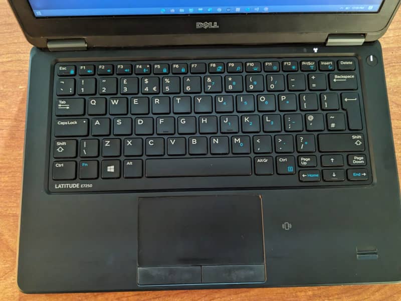 Dell laptop for sale in reasonable price (E7250), looks new 4