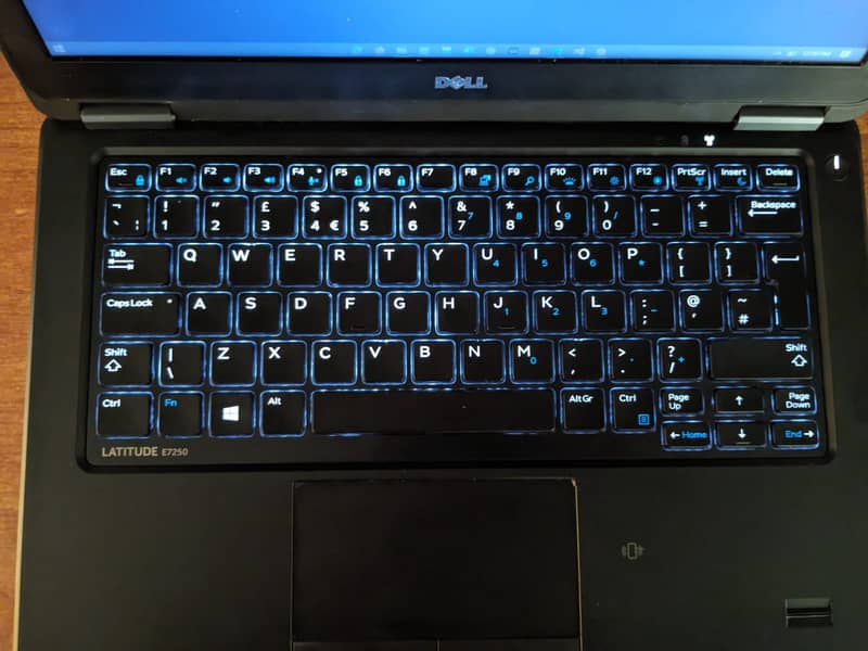 Dell laptop for sale in reasonable price (E7250), looks new 5