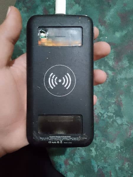 power bank 8000mAh with wireless charger 1