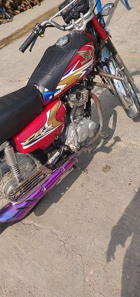 Honda CG 125 (2018 Model) with Genuine 2020 Tank and Side 2