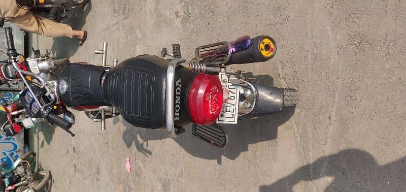 Honda CG 125 (2018 Model) with Genuine 2020 Tank and Side 3