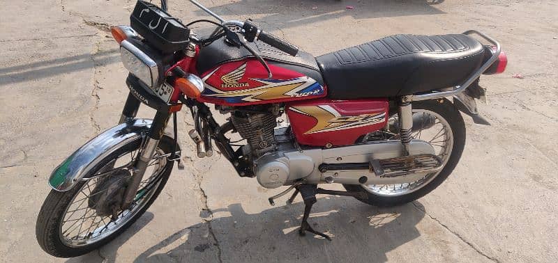 Honda CG 125 (2018 Model) with Genuine 2020 Tank and Side 4