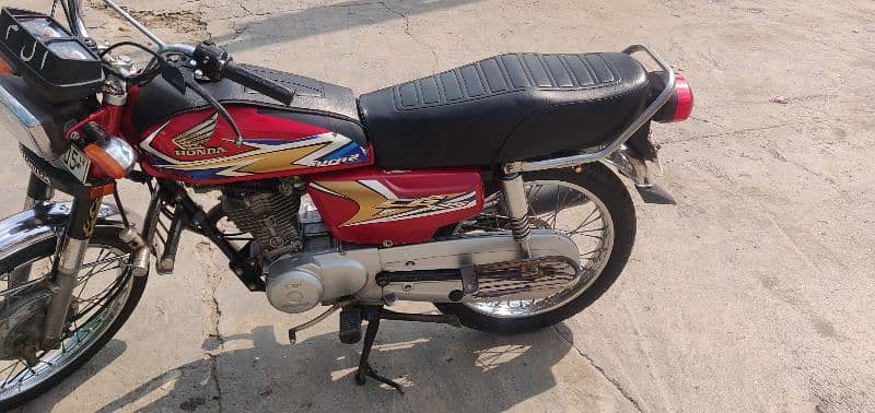 Honda CG 125 (2018 Model) with Genuine 2020 Tank and Side 6