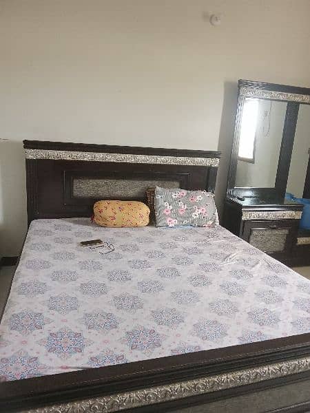 bed set with 3 door cupboard,dressing and divider 2