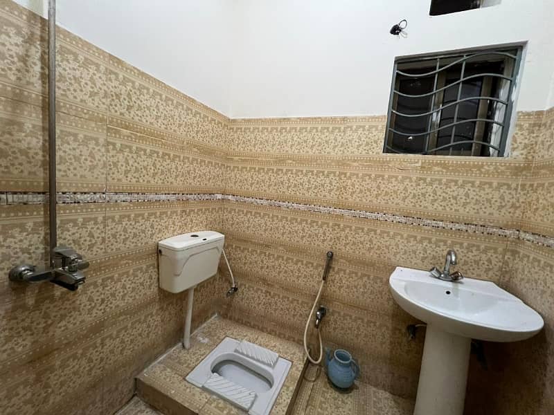 10 Marla Used Upper Portion With Gas Available For Rent In Sukh Chayn Garden Near Bahria Town Lahore 3