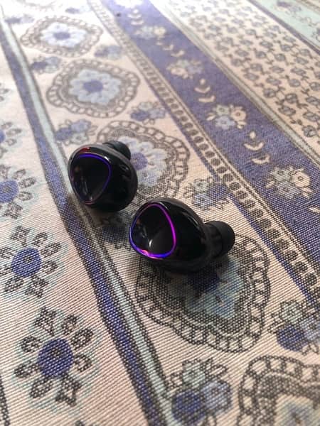 M10 Ear buds  New condition 5